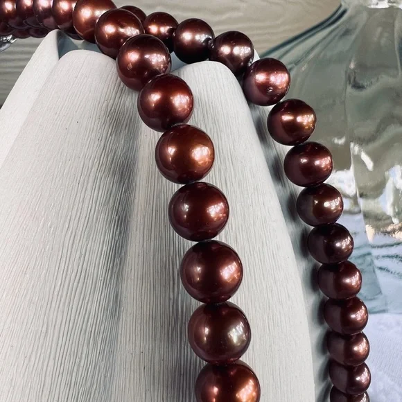 Natural Seawater “Chocolate” Pearl Necklace